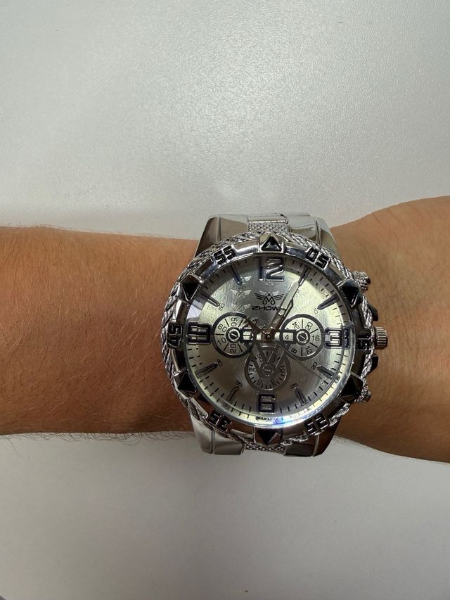 Reloj plateado con cronógrafo