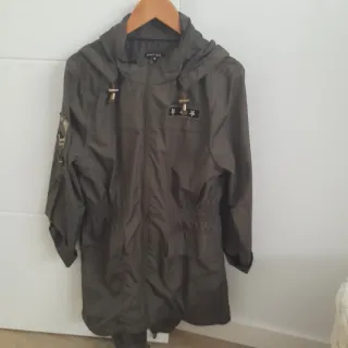 Parka verde militar con capucha
