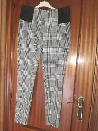 Pantalón leggins eatampado en cuadros colores.