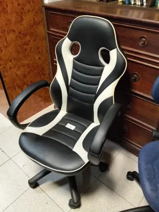 Silla de oficina ergonómica negra y blanca