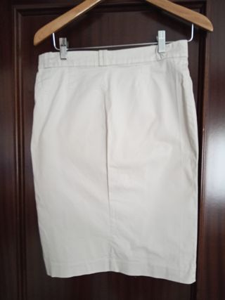 Falda midi beige ajustada