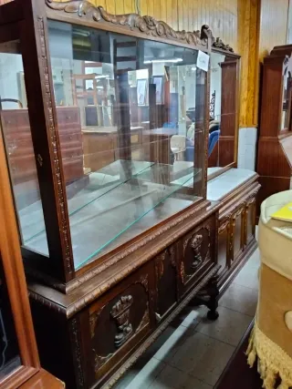 Vitrina de madera y cristal