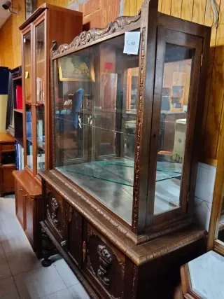 Vitrina de madera y cristal