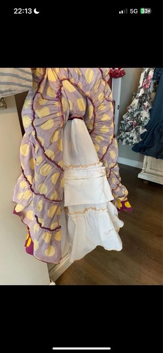 Traje de flamenca morado y amarillo