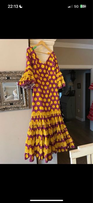Traje de flamenca morado y amarillo