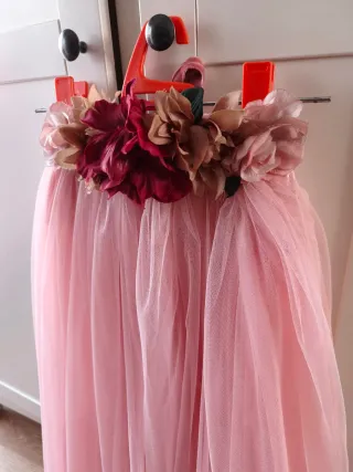 Falda tul, con cinturón de flores y forro.
