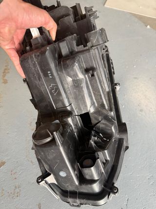 El cristal del faro del Toyota Yaris está intacto