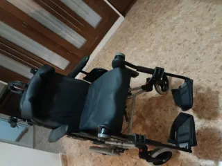 Silla de ruedas negra.Muy comoda,reclinable.
