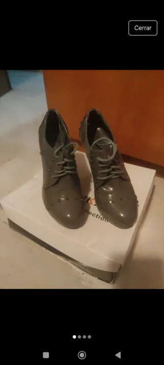 Tacones grises con cordones y tachuelas