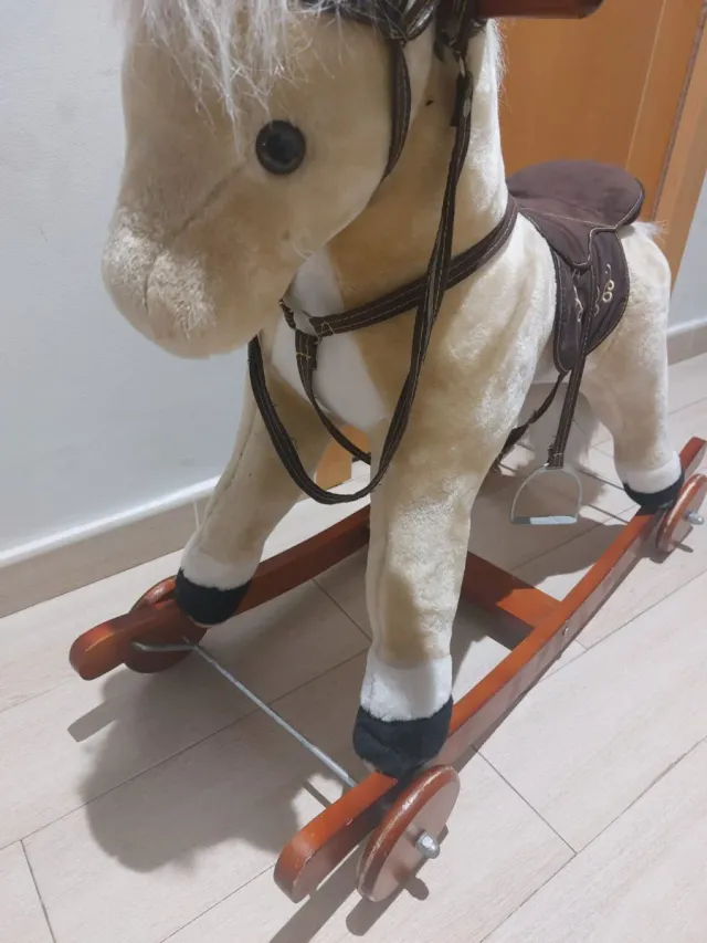 Caballo balancín con ruedas
