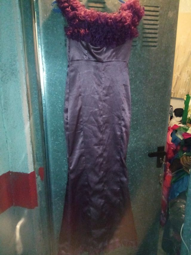Vestido largo morado con volantes