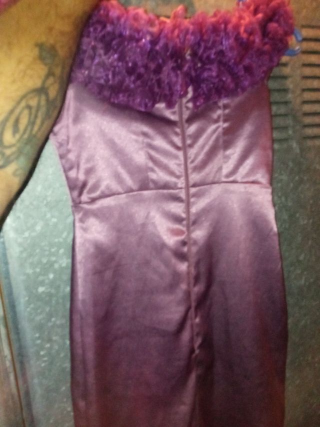 Vestido largo morado con volantes