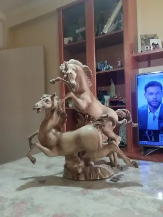 Figura de caballos en movimiento