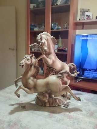 Figura de caballos en movimiento