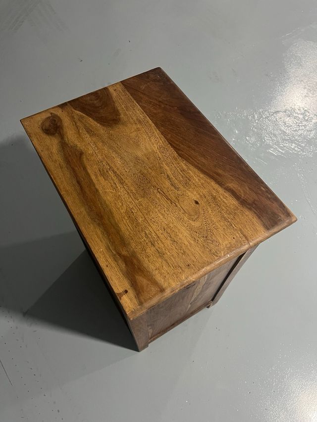 Mesita de noche de madera