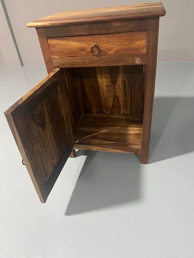 Mesita de noche de madera