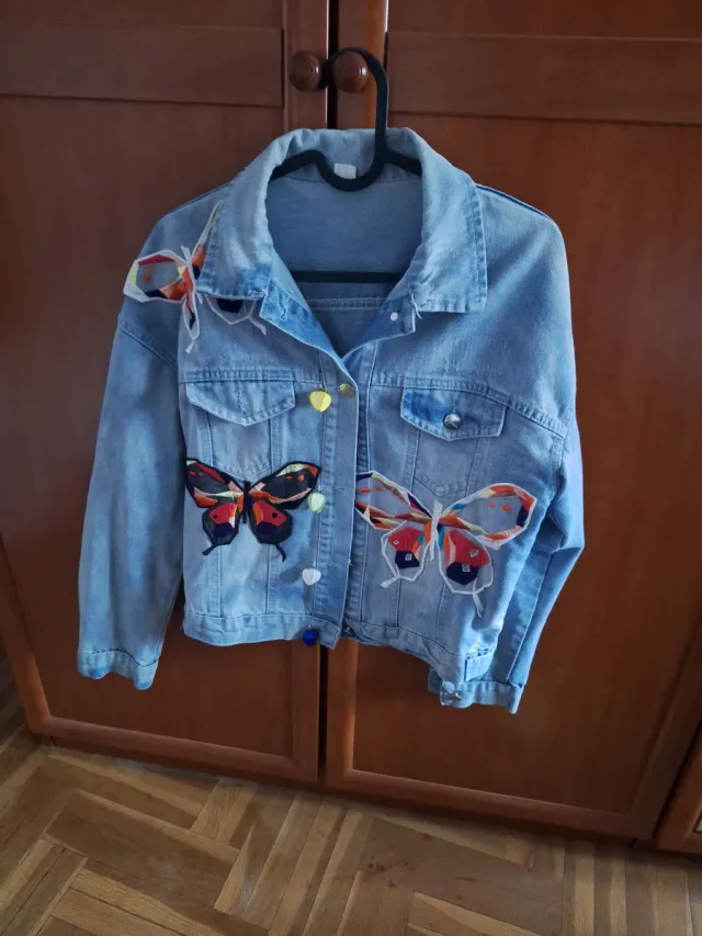 Chaqueta vaquera con mariposas