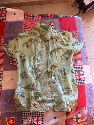 Camisa verde estampada tropical