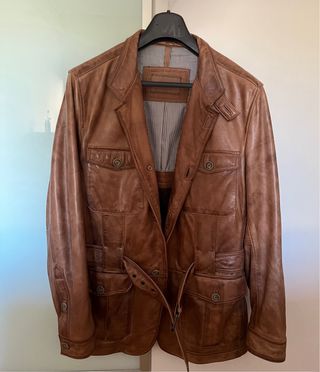 Chaqueta de piel marrón con cinturón