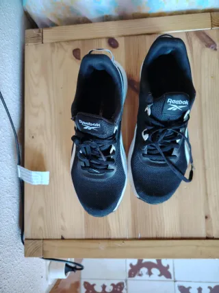 Zapatillas Reebok Negras y Blancas