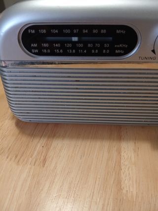 Radio Portátil USB Tarjeta Memoria Plata