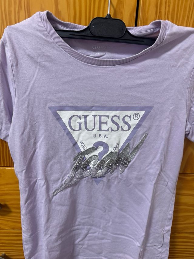 T-shirt Guess viola con design a triangolo
