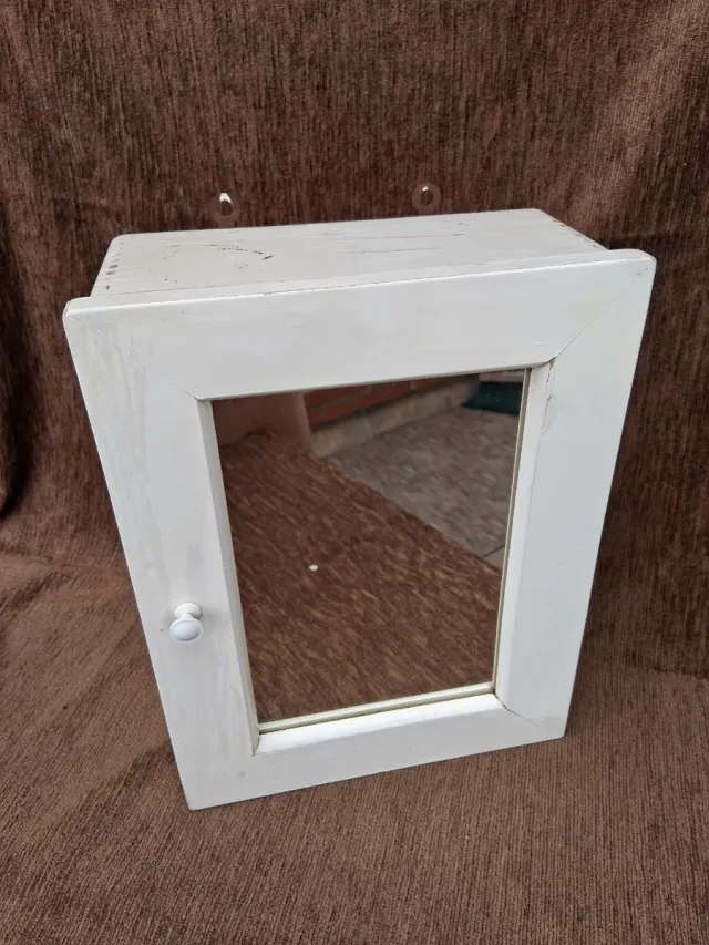 Antico armadietto di pronto soccorso in legno