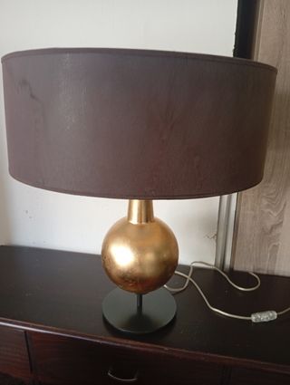 Lámpara dorada pan de oro con tulipa gris