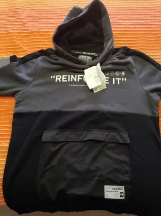 Sudadera C&A con capucha y bolsillo