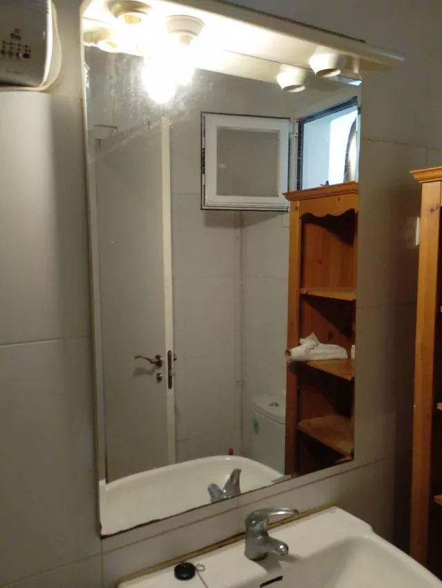 Espejo de baño plateado y blanco