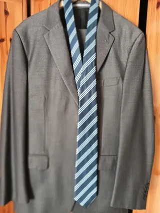 Traje de chaqueta gris con 2 corbata