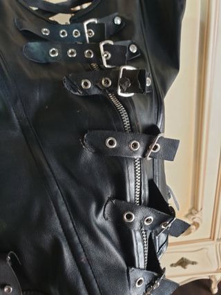 Corsé polipiel negro con hebillas