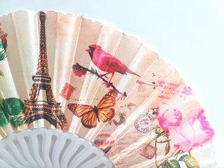 Abanico de tela con diseño floral y Torre Eiffel