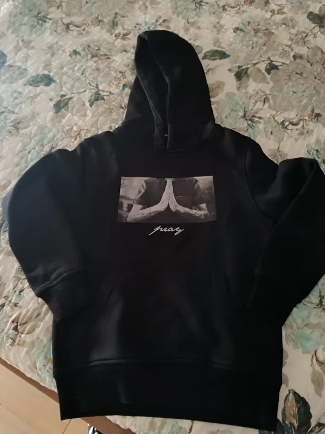 Sudadera con capucha negra pray