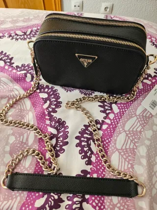 Bolso Guess Noelle Negro y Dorado