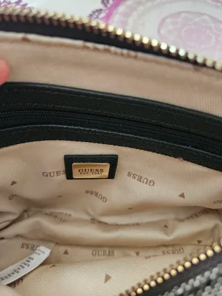Bolso Guess Noelle Negro y Dorado