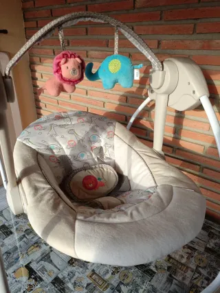 Mecedora de bebé con peluches