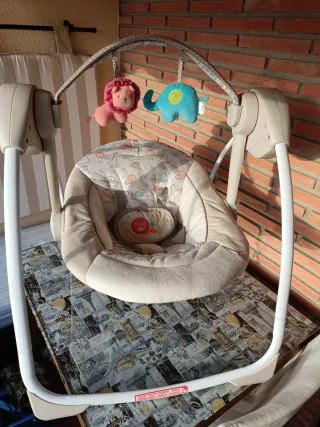 Mecedora de bebé con peluches