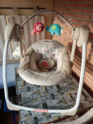 Mecedora de bebé con peluches