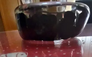 Pulsera ancha negra con diseño de corazones.