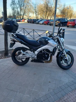 Suzuki GSR 600cc Negra y Plateada