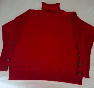 Jersey de punto rojo con cuello alto