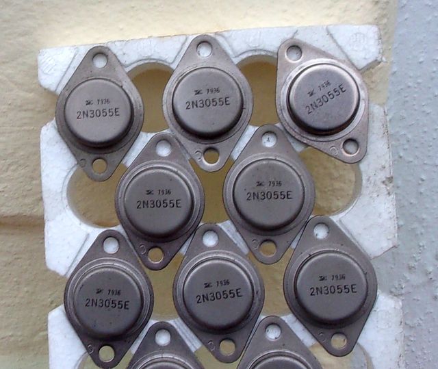 LOTTO DI 25 TRANSISTOR 203055 NUOVI