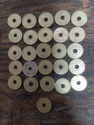 26 monedas antiguas con agujero