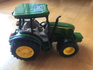 Tractor de juguete verde John Deere