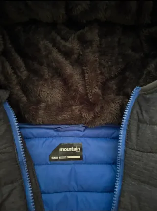 Cazadora Mountain azul y negra nueva