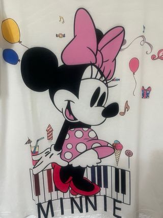 Camiseta Minnie Mouse y elementos festivos Blanca