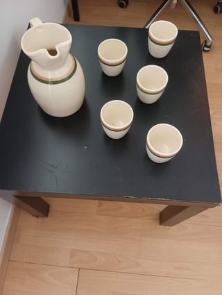 Juego tazas y jarra cerámica y regalo mesa negra