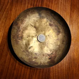 Plato antiguo de latón para báscula