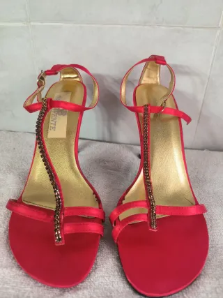 Sandalias de fiesta rojas y doradas